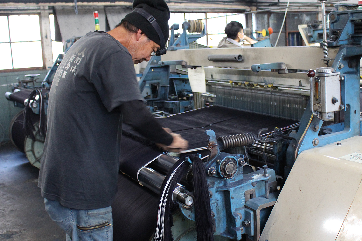 セルビッチデニム 旧式のシャトル織機 セルビッチデニム 旧式のシャトル織機