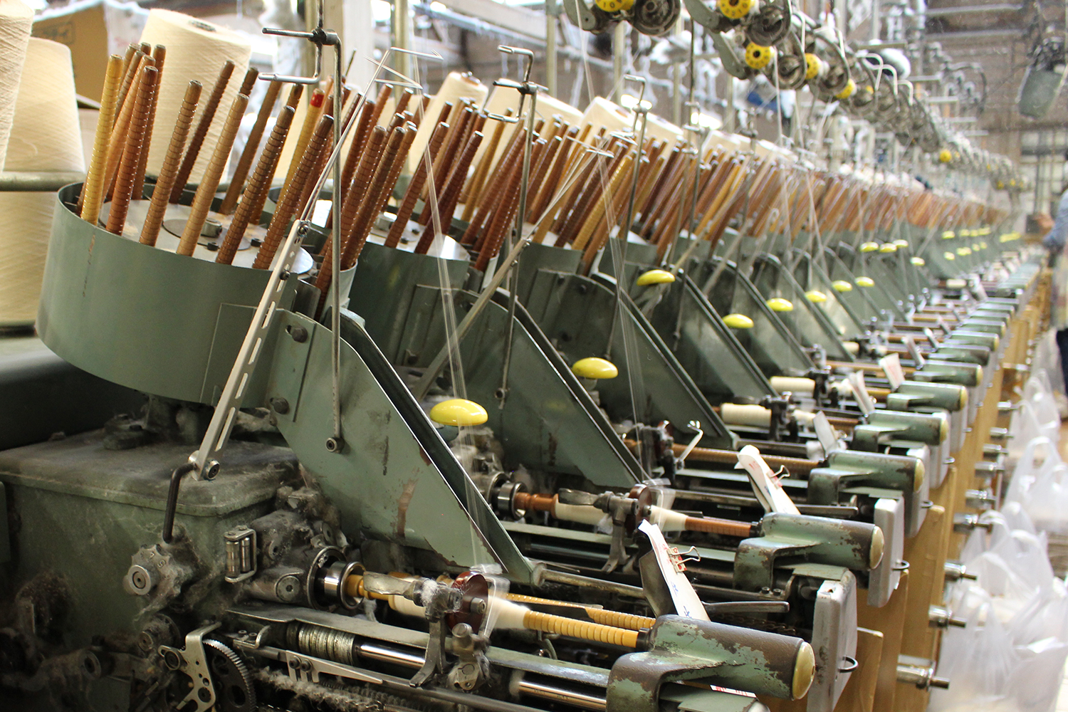 シャトル織機の緯糸 シャトル織機の緯糸