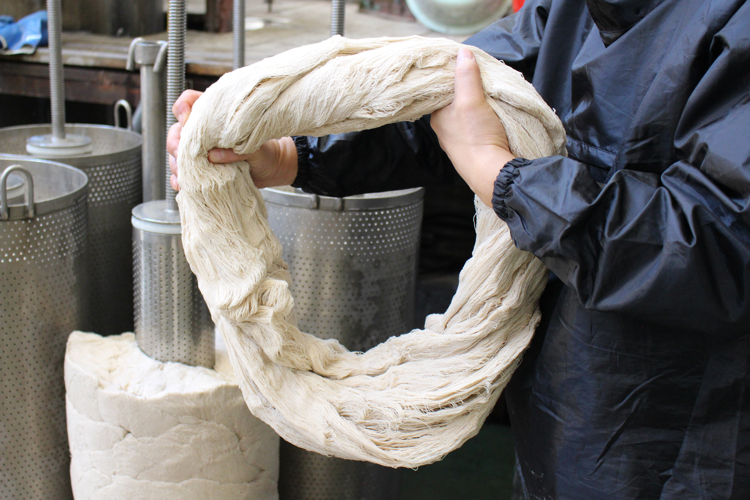 染色の工程。綛上げされた綿糸を染色や織りの前に洗浄・処理している様子です。 染色の工程。綛上げされた綿糸を染色の前に洗浄・処理している様子です。