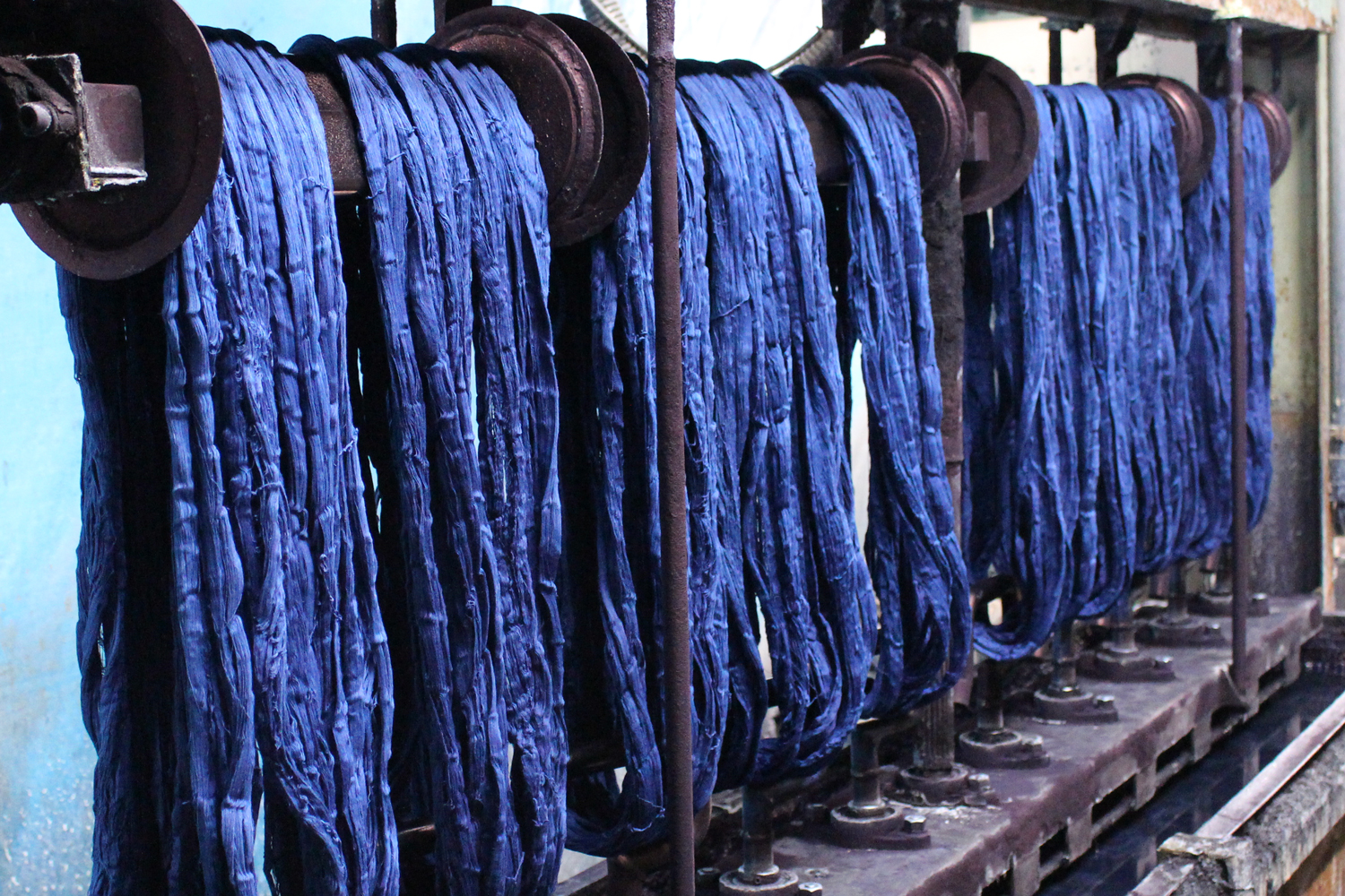 日本綿布工場のインディゴ綛染めの様子。糸を束にして染色する、古くからある技法です。 日本綿布工場のインディゴ綛染めの様子。糸を束にして染色する、古くからある技法です。