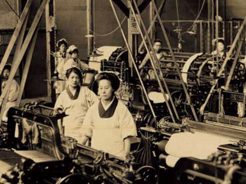 1955年(昭和30年) 頃の日本綿布の織布の様子