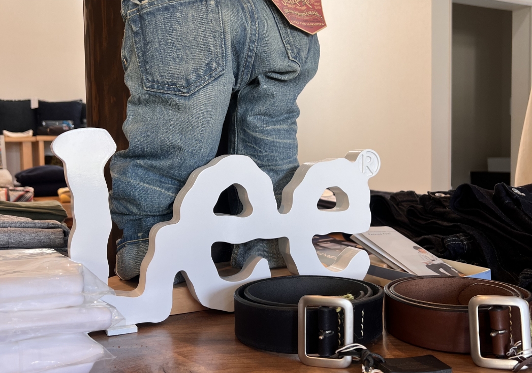 高品質セルビッジデニムパンツ展示｜岡山デニムショップ